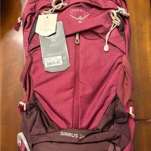 BRAND NEW Osprey Women's Sirrus 24L Elderberry Hiking 2.5L RESERVOIR INCLUDED!